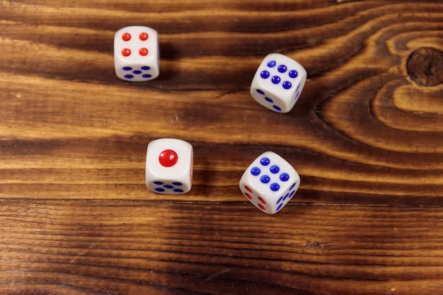 Dados blancos sobre mesa de madera. Concepto de juego de azar