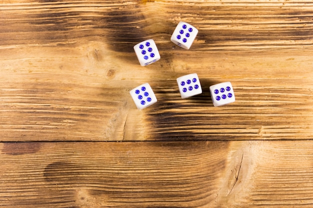 Dados brancos na mesa de madeira. conceito de jogo de azar