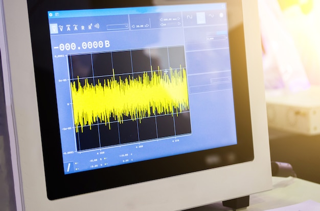 Foto dados científicos dos gráficos de medição de descoberta no monitor do osciloscópio moderno.