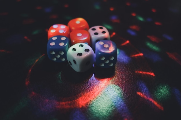 Dados coloridos con muchos efectos de iluminación concepto de juego