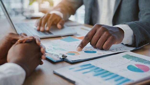 Dados de negócios e análise do mercado de ações câmbio de moeda Homem de negócios analisando fi...