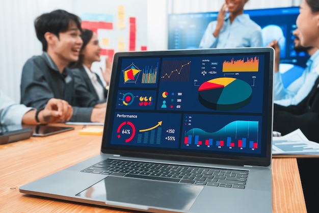 Foto dados de painel de bi financeiro digital no ecrã do laptop exibindo gráfico e gráfico de análise de dados para estratégia de crescimento de negócios e indicação de marketing durante reunião de equipe ou apresentação concord