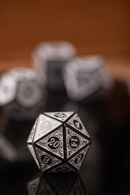 Foto dados de rpg belos dados de jogo de rpg em detalhes no foco seletivo de superfície reflexiva