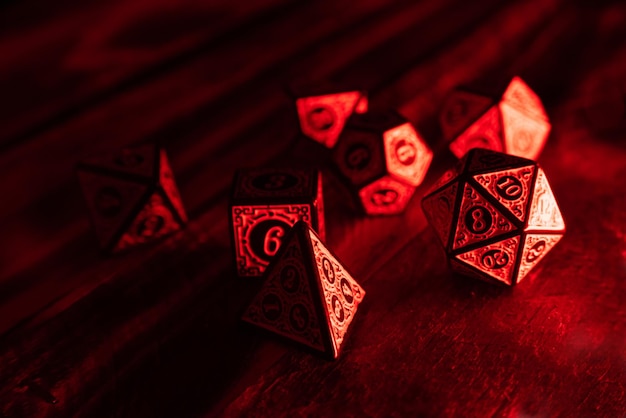 Dados de RPG iluminados com foco seletivo de foto de estilo de pintura de luz colorida