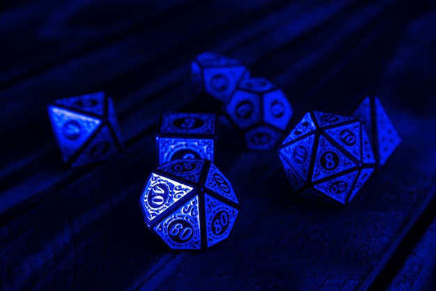 Dados de RPG iluminados com foco seletivo de foto de estilo de pintura de luz colorida