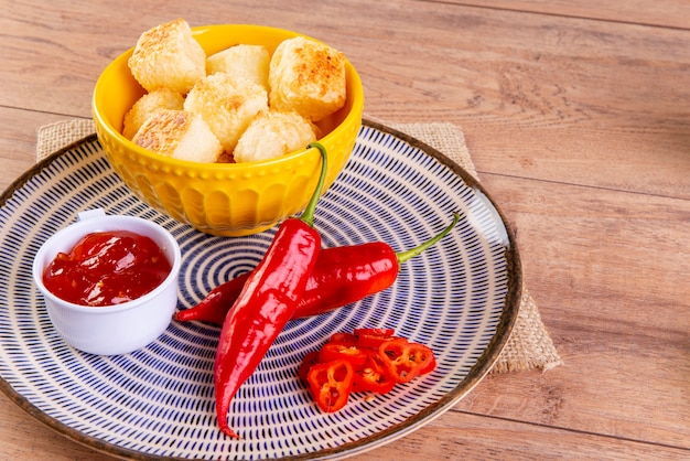 Foto dados de tapioca servidos com geléia de pimenta