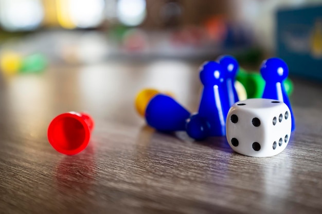 Dados y fichas de plástico multicolor de un juego de mesa para niños
