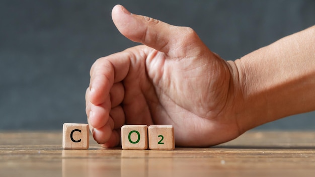 dados de mano con texto para ilustración de palabras de CO2 y O2