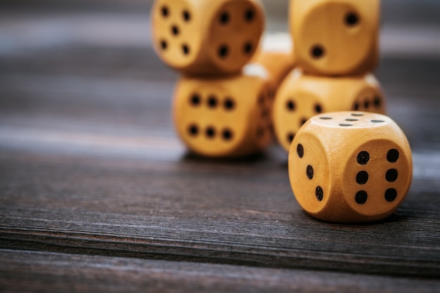 Dados en la mesa de madera.