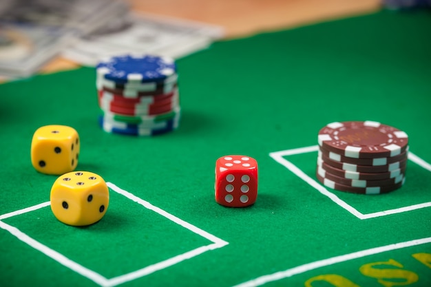 Dados na tabela gamble do casino. Microplaquetas e cédulas de pôquer na tabela no casino.