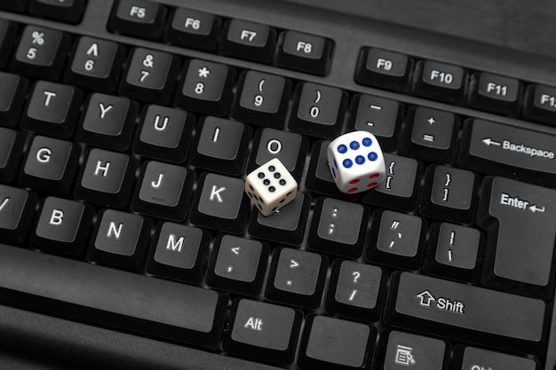 Dados no teclado do computador. Jogos de azar online. Vários jogos de azar em recursos da Internet.