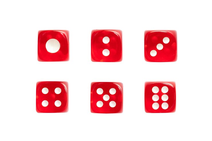 Foto dados rojos con diferentes números en la superficie blanca aislada