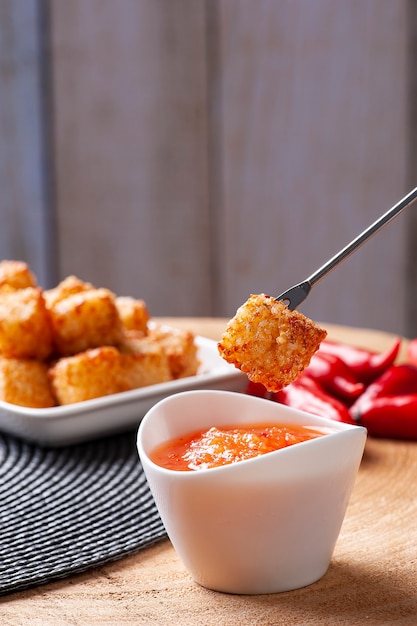 Dados de tapioca y queso con gelatina de pimienta