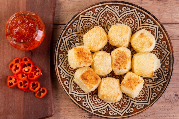 Dados de tapioca servidos con gelatina de pimienta