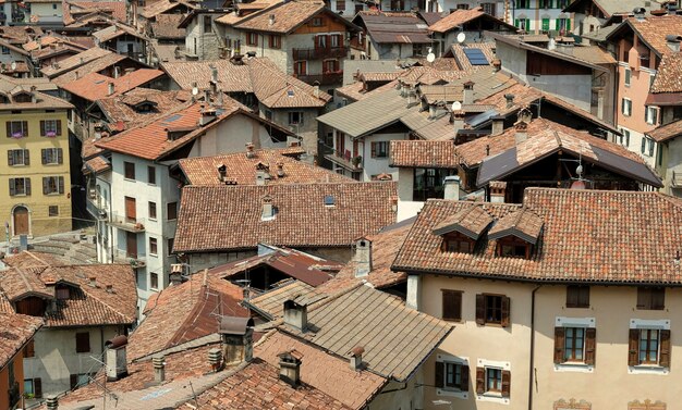 Dächer des italienischen Bergdorfes Bagolino Norditalien im Sommer