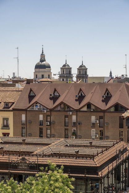 Dächer und Fassaden des Marktes San Miguel und umliegende Gebäude im Zentrum der Stadt Madrid