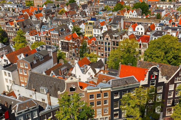 Dächer und Fassaden von Amsterdam. Blick auf die Stadt vom Glockenturm der Kirche Westerkerk, Holland, Niederlande.