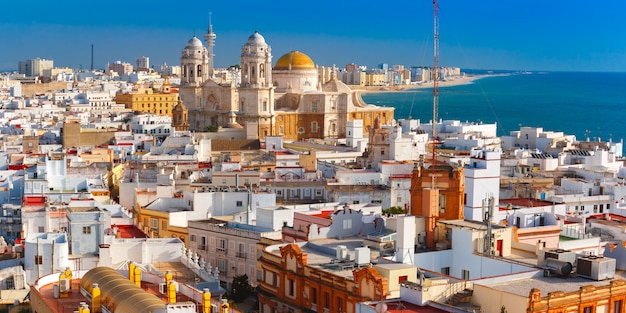 Dächer und kathedrale in cadiz, andalusien, spanien