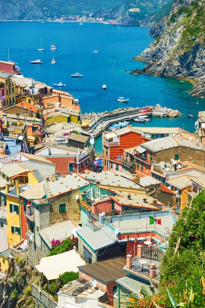 Dächer von Vernazza - kleine Stadt am Meer im Nationalpark Cinque Terre, Italien