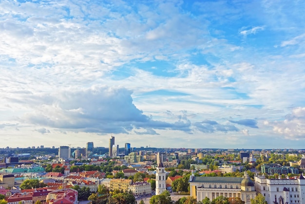 Dächer zum Cathedral Square und Financial District in der Altstadt von Vilnius, Litauen