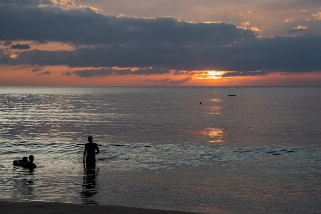 Dämmerung des Sonnenuntergangs am Seeschönen Himmel in Andaman-Insel, Thailand