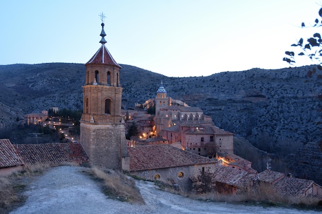 Dämmerung in der Stadt Albarracin, Provinz Teruel, Aragon, Spanien
