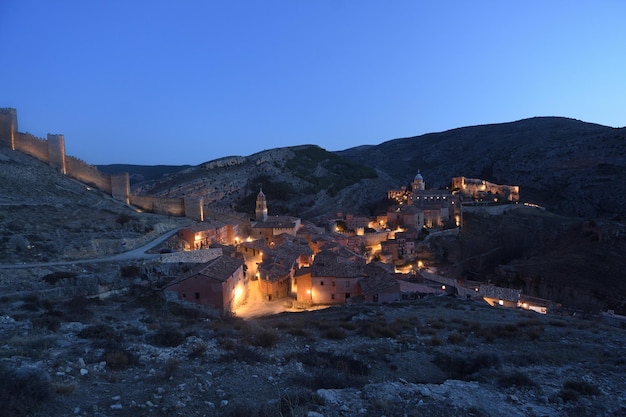 Dämmerung in der Stadt Albarracin, Provinz Teruel, Aragon, Spanien