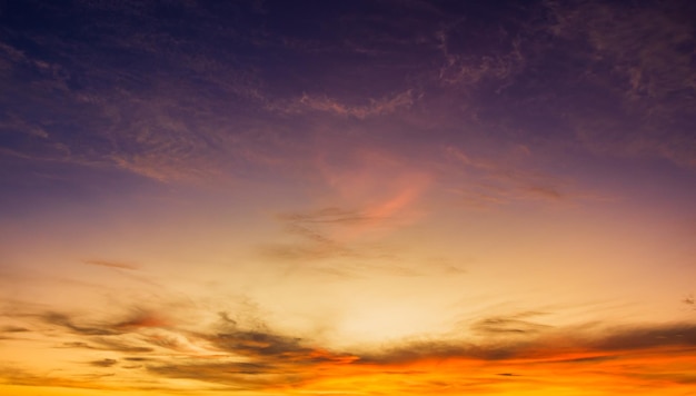 Dämmerung Sonnenunterganghimmel am Abend in der Dämmerung mit orangefarbenem Sonnenlicht bewölkt Hintergrund