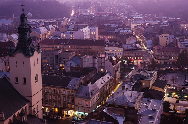 Dämmerungsansicht der europäischen Stadt Lemberg, Architekturhintergrund