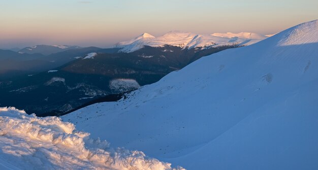 Dämmerungsansicht des Wintergebirgskamms in den Sonnenstrahlen des letzten Abends