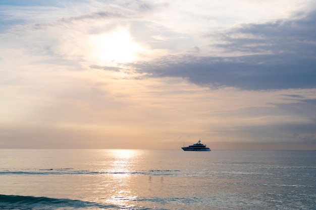 Dämmerungshimmel im Sommerurlaub Skyscape mit Schiff am Horizont