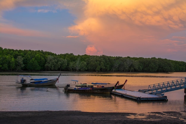 Dämmerungssonnenuntergang bei Krabi Thailand