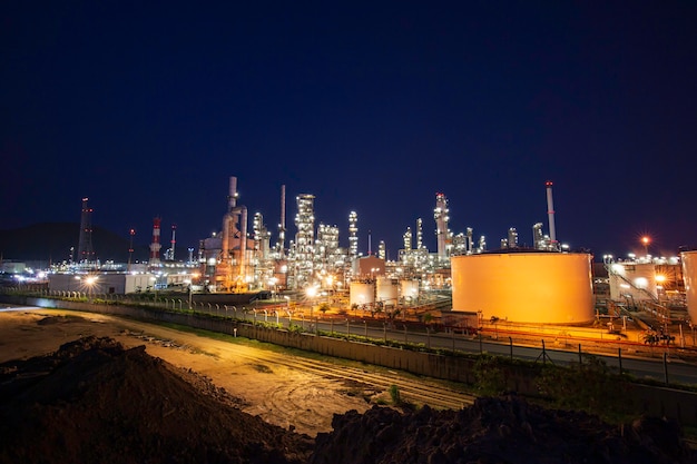 Dämmerungsszene der Ölraffinerieanlage und weißes Tanköl der Petrochemieindustrie in der Dämmerungszeit