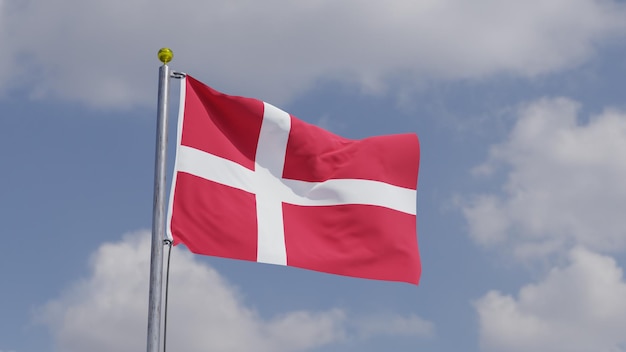 Foto dänemark flagge auf einem flaggenpfahl hintergrund himmel mit wolken