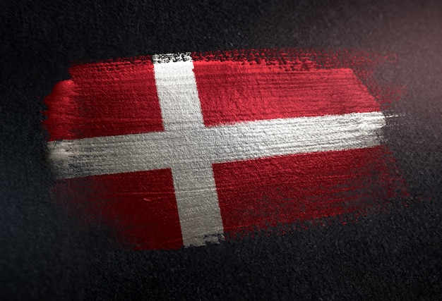 Dänemark-Flagge gemacht von der metallischen Bürsten-Farbe auf dunkler Wand des Schmutzes