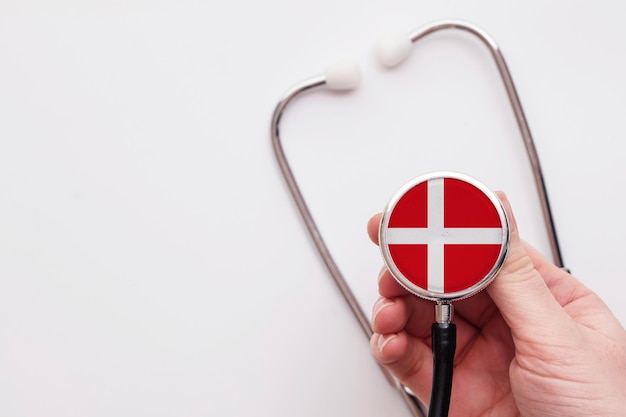 Dänemark Gesundheitskonzept Arzt mit einem medizinischen Stethoskop