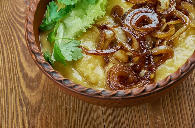 Dänische Erbsensuppe und gebräunten Zwiebeln.