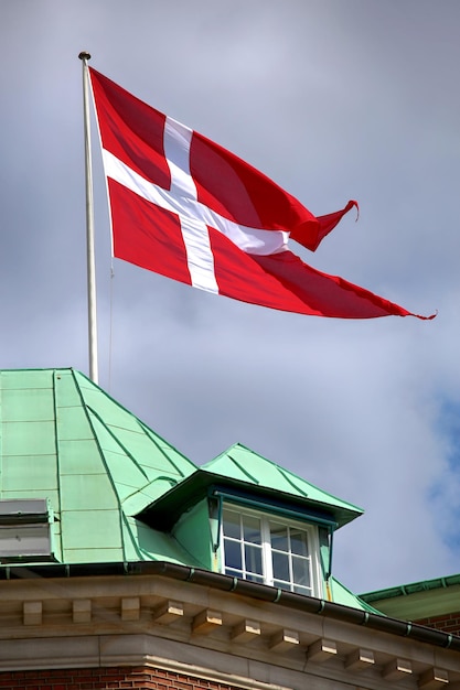Dänische Flagge am Mast in Kopenhagen Dänemark schwenken