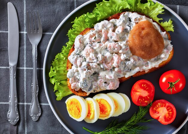 Dänisches Smorrebrod mit Garnelen-Mayonnaise und Ei