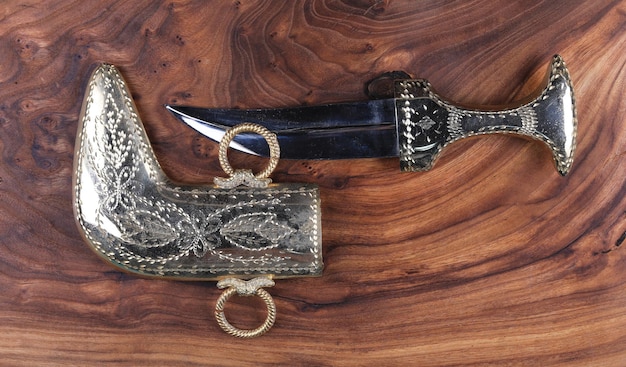 daga turca sobre fondo de madera