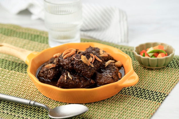 Daging Hitam Palembang oder schwarzes Fleisch Malbi Jambi und Palembang Authentisches Rezept für Rindereintopf mit süßer Sojasauce, serviert mit Nasi Minyak