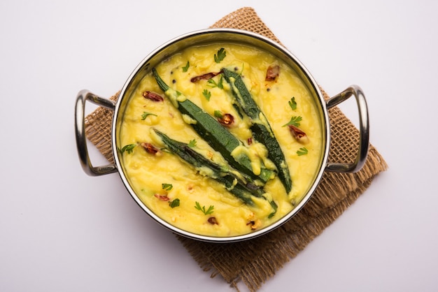 Dahi Bhindi o Okra en salsa de yogur, servido en un tazón o karahi, enfoque selectivo
