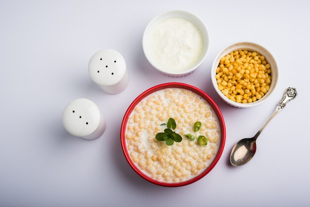 Dahi Bundi ou Boondi Raita com requeijão, é um acompanhamento popular do Rajastão, na Índia. Servido com coberturas de coentro em uma tigela sobre fundo colorido ou de madeira. Foco seletivo