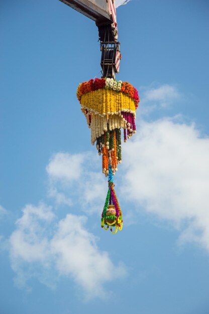 Dahi Handi Hintergrund auf Gokul Ashtami Festival mit hängender Topffüllung mit Quark mit Blumendekoration