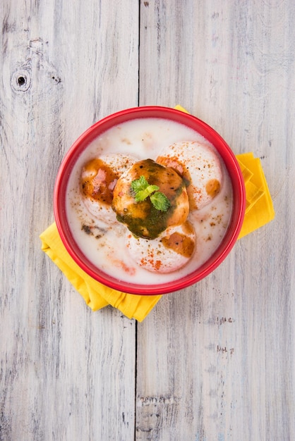 Dahi Vada o Dahi Bhalla también conocido como Curd Vadai en el sur de la India, popular en toda la India. Preparado empapando vadas de lentejas en dahi espeso o yogur, cubierto con chutney picante y dulce