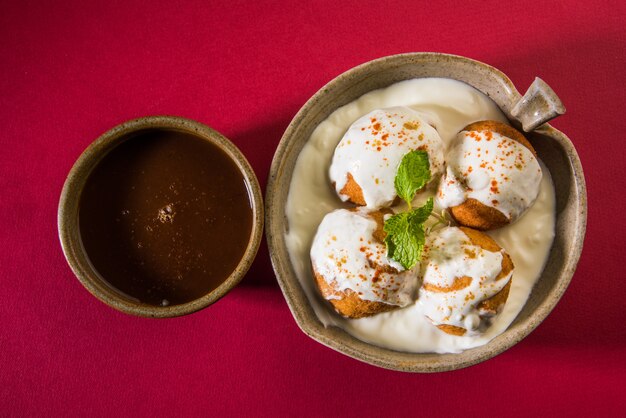 Dahi Vada oder Bhalla ist ein beliebter Snack in Indien, der in einer Schüssel serviert wird. selektiver Fokus