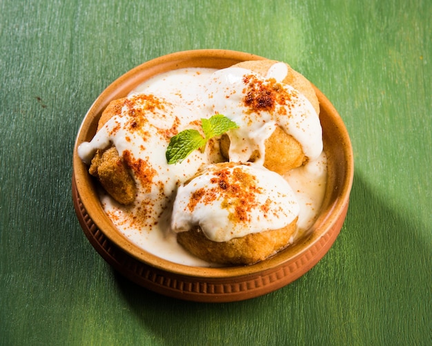 Foto dahi vada oder bhalla ist ein beliebter snack in indien, der in einer schüssel serviert wird