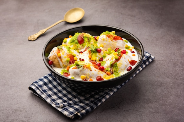 Dahi Vada oder Bhalla ist eine aus dem Inder stammende Art von Chaat, die in ganz Südasien beliebt ist.