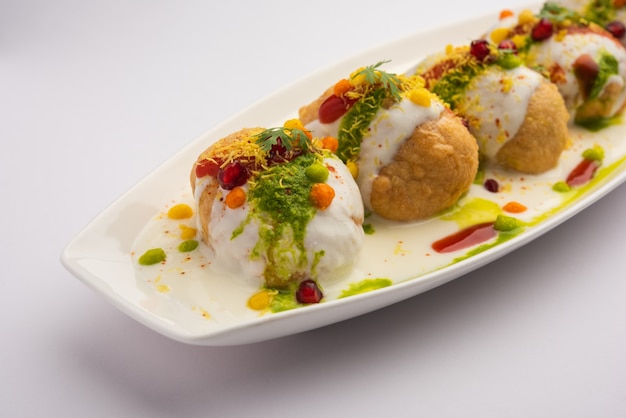 Dahi Vada oder Bhalla ist eine aus dem Inder stammende Art von Chaat, die in ganz Südasien beliebt ist.