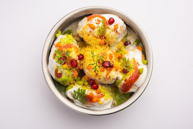 Dahi Vada oder Bhalla ist eine aus dem Inder stammende Art von Chaat, die in ganz Südasien beliebt ist.